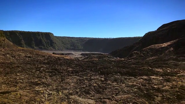 徒步穿越位于夏威夷大岛上的火山国家公园的火山口视频下载