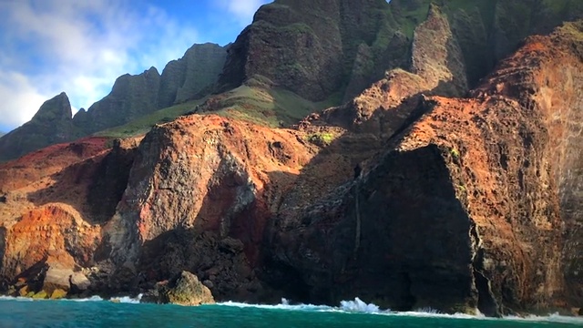 夏威夷考艾岛的纳帕利海岸，阳光明媚视频素材