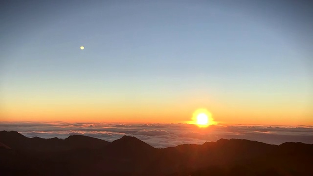 一个清爽阳光明媚的早晨，夏威夷毛伊岛哈雷阿卡拉山顶的日出。视频下载