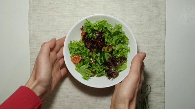 在桌面上提供素食沙拉视频素材