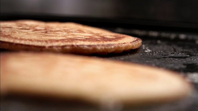 用抹刀在平底锅上煎薄饼视频素材