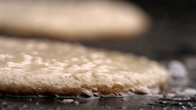 煎饼烹饪和冒泡在热的平底锅上关闭香蕉煎饼食谱视频素材