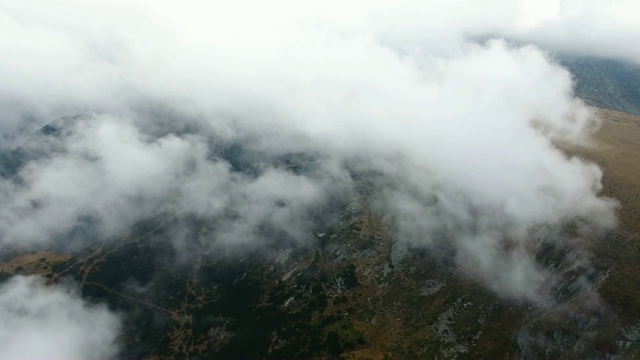 高山峻岭，透过云层俯瞰大地。视频素材