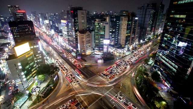 首尔江南区江南站周围十字路口的夜景视频素材