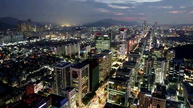 首尔江南的浦项制铁德黑兰路和三星站的夜景视频素材