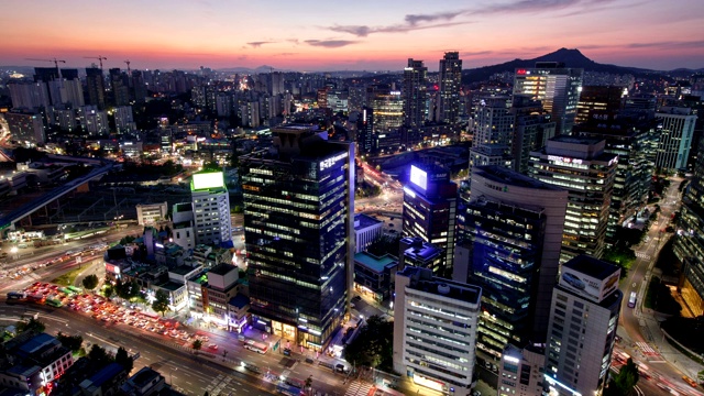 首尔世宗路上南大门的夜景视频素材