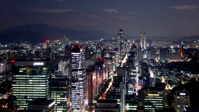 首尔江南区，Teheranro路和浦项制铁大楼周围的夜景视频素材