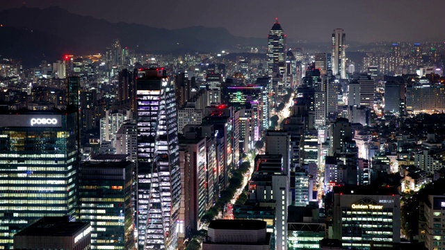 首尔江南区，Teheranro路和浦项制铁大楼周围的夜景视频素材