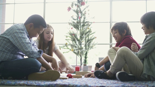 孩子们试图抓住地毯上所有的多米诺骨牌积木视频素材