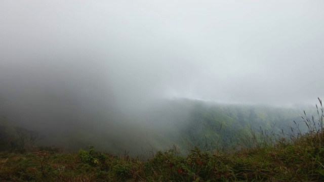 风吹雾，傍晚露出山景视频素材