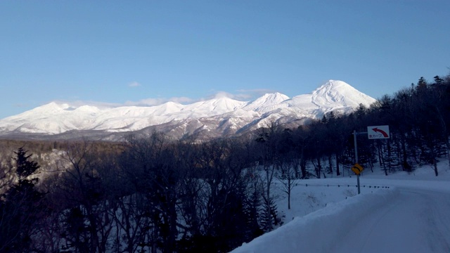 窗外的北海道雪景(知床国家公园)视频素材