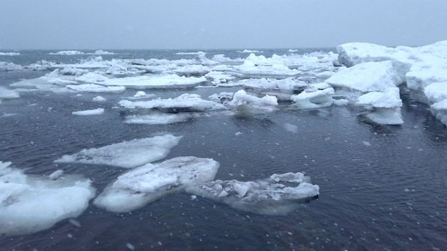 漂流冰和鄂霍次克海，北海道，日本。视频素材