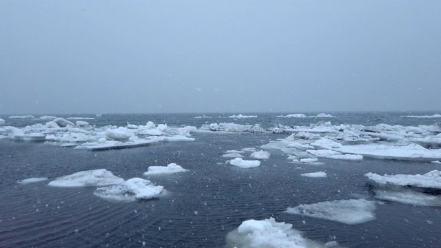 漂流冰和鄂霍次克海，北海道，日本。视频素材