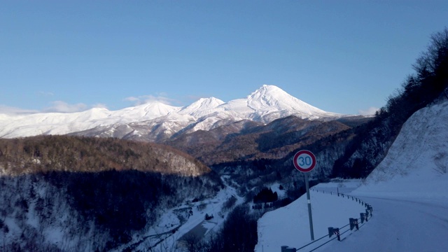 窗外的北海道雪景(知床国家公园)视频素材