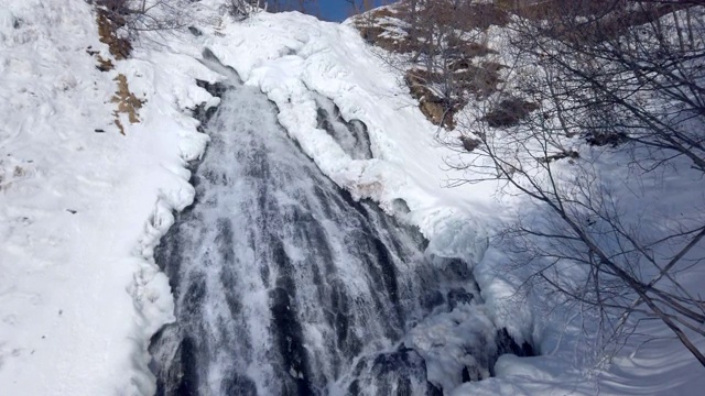 日本北海道的shireshop (OshinKoshin no Taki)的瀑布。视频素材