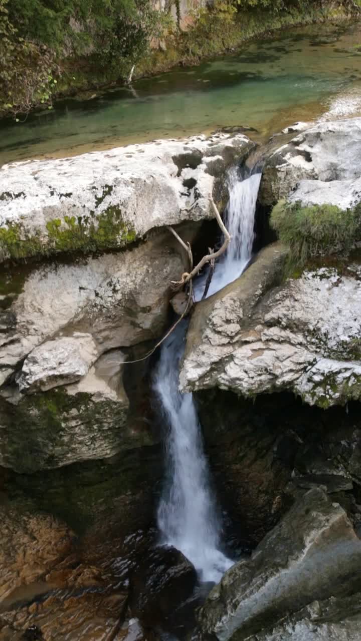 乔治亚州马特维里峡谷瀑布的垂直视频视频素材