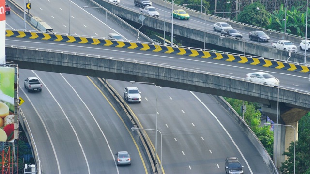 首都高速公路上有4k繁忙的交通视频素材