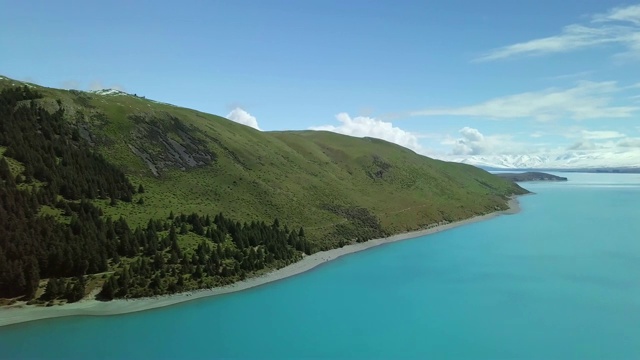 航拍的绿岛和蓝湖视频素材