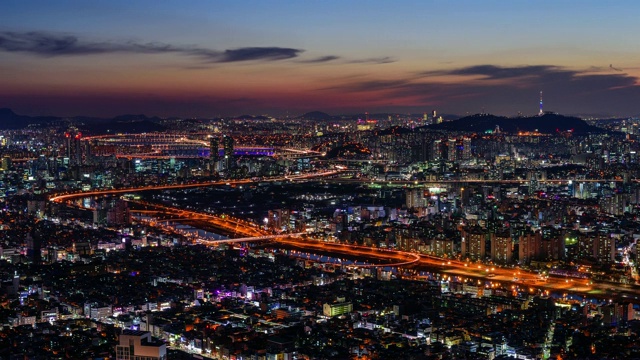 韩国首尔的正岗川溪和东埠高速公路夜景视频素材