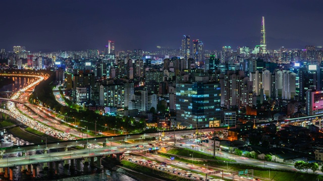 韩国首尔的中港川和东埠高速公路夜景视频素材