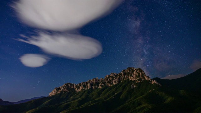 雪山山(国家公园)的蔚山岩和银河星景视频素材