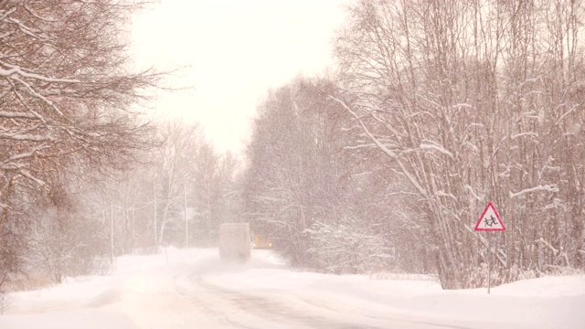 在冬季，地面上大雪纷飞视频素材