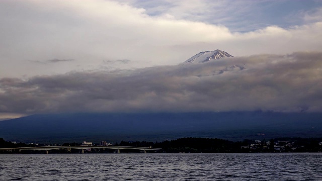 富士山上空的4k延时风暴云视频素材