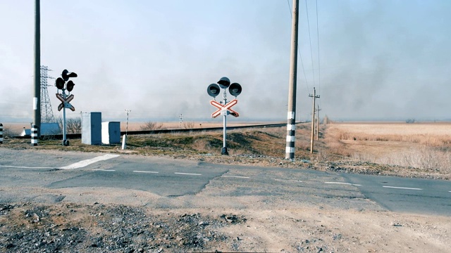 铁路十字路口有闪烁的交通灯视频素材