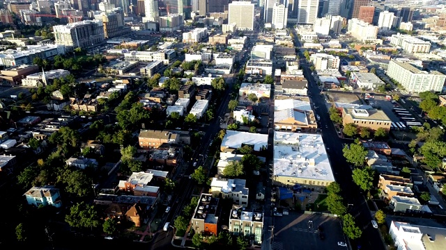 一排排的房子通向丹佛，科罗拉多州天际线市中心城市景观视频素材