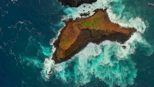 海岸线与海洋和岩石附近的偏远岛屿视频素材