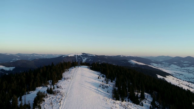 冬季滑雪场空中景观雪坡带滑雪电梯。冬季活动的豪华滑雪度假村无人机视图视频素材