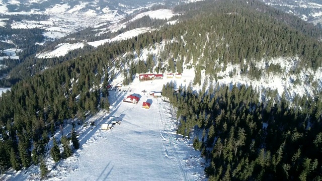 冬季滑雪场空中景观雪坡带滑雪电梯。冬季活动的豪华滑雪度假村无人机视图视频素材