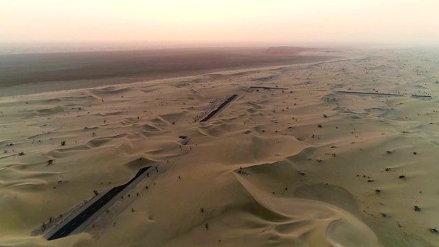 空中抽象视图的道路覆盖在沙漠，阿布扎比，阿联酋视频素材