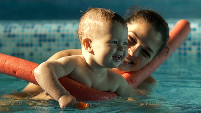 母亲和babyswimming视频素材