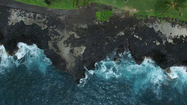 天线:海浪冲击着多岩石的，长满草的海岸视频素材