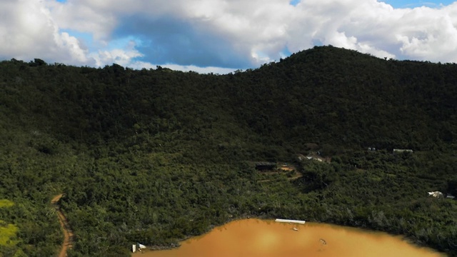 空中向前上升:两艘船停靠在诺曼岛的僻静区域视频素材