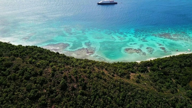 空中下降向上倾斜:圣约翰的浩瀚大海和游轮视频素材