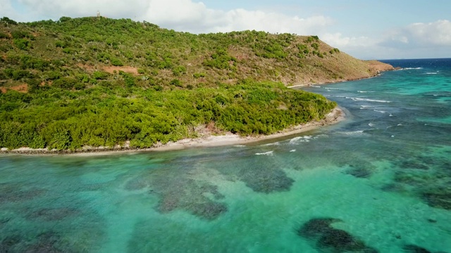 空中向前:美丽的圣约翰岛，充满树木和自然视频素材