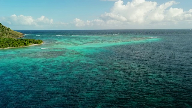 空中向前:平静的圣约翰水域与海洋的观点视频素材