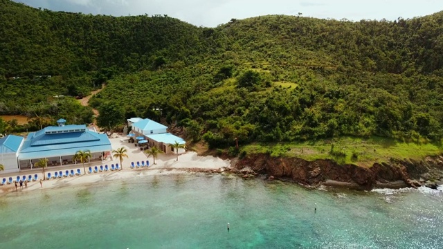 空中向前:诺曼岛大山旁的优雅海滩视频素材