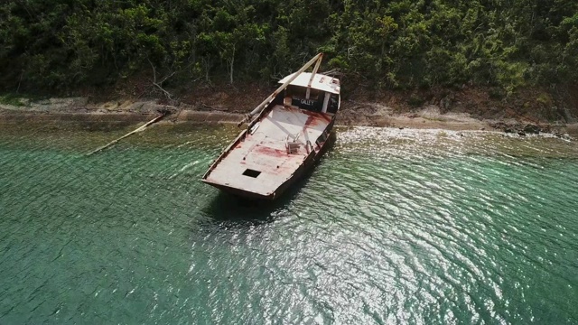 空中飞盘从左到右:在诺曼岛海岸线上失事的一艘旧船视频素材