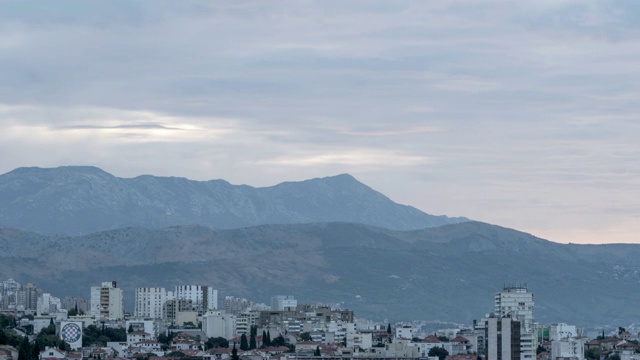 时光流逝:山间风景城市的黎明视频素材