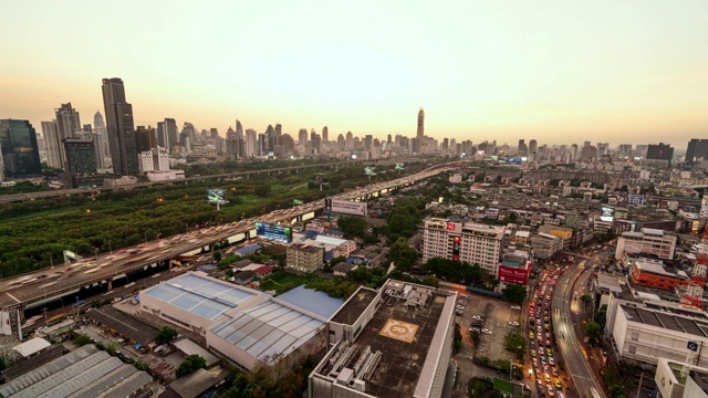 时间流逝:夜幕降临在曼谷繁忙的道路上视频素材