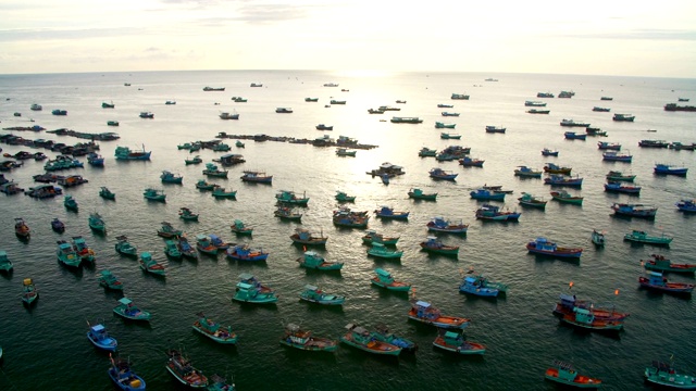 海岸附近的海里有许多渔船视频素材