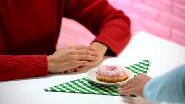 女人毫无表情地拒绝吃甜甜甜圈，拒绝吃垃圾食品视频素材