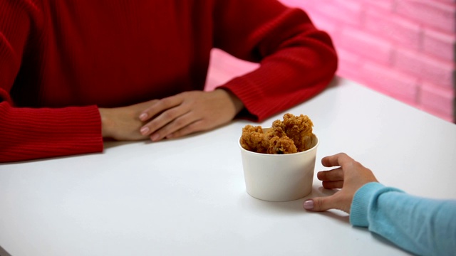 女素食者拒绝吃炸鸡，健康的生活方式，超重视频素材