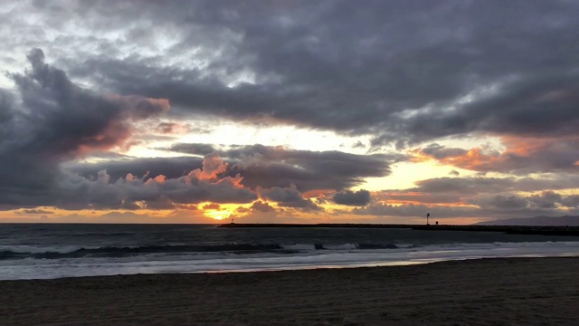 风暴后太平洋上日落的时间流逝视频素材