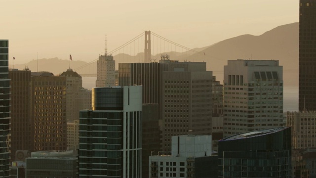 日落时分，旧金山市中心建筑物的中景视频素材