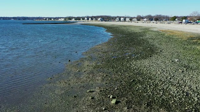 鸟瞰图的海滩与岩石视频素材