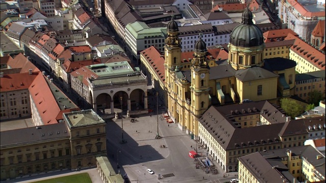 位于德国巴伐利亚州慕尼黑的剧院教堂(Theatinerkirche)两侧都有尖顶。视频素材